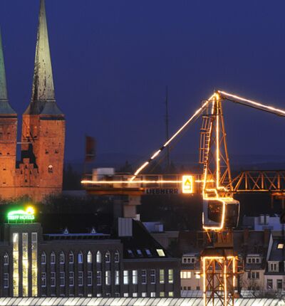 Beleuchteter Kran von Schütt Bau